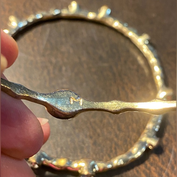 Vintage pair thin gold bangle bracelets, textured finish w/ABS crystals - Picture 5 of 9